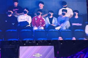 已经在研究LCK决赛的对手了！HLE全员在败者组决赛现场观赛