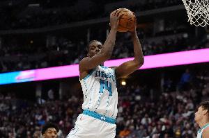 名记：黄蜂目前16名正式合同球员 迪亚巴特无保障 球队打算留下他