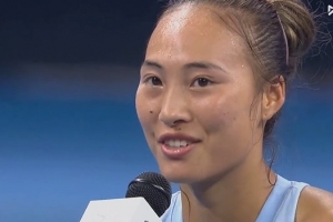 郑钦文：感谢大家来看我比赛，这让我觉得带着一点点痛打是正确的