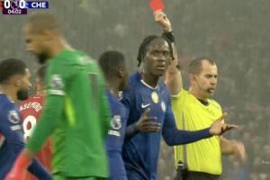 太倒霉了查洛巴为队友补锅染红，上轮桑切斯染红后死亡凝视