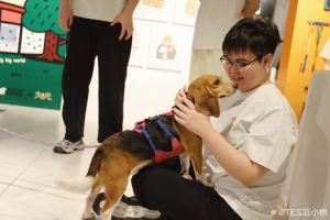 TES晒基地宠物：让让都让让！ 比格大王驾到