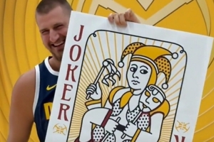 整活达人！新赛季自己从小王变大王 约基奇定妆照耍“大牌”