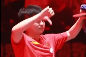 比赛中被观众喊话行不行，林诗栋赛后向看台比划拇指向下手势