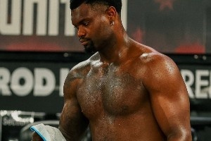 休赛期大幅减重！锡安赤裸上身训练 线条明显&瘦身效果立竿见影