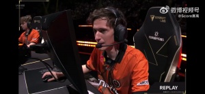 打比赛呢严肃点！FNC指挥Boaster赢下一小局后开唱Legends Never Die
