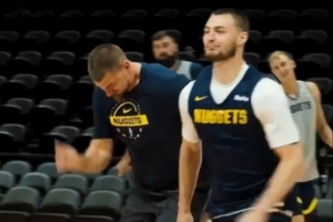 奔跑的五花肉！约基奇和布劳恩赛跑输了 后者比出获胜手势