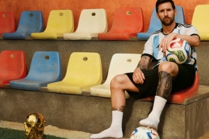 大力神杯醒目！梅西社媒晒2026年世界杯用球宣传照