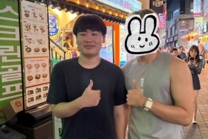 网友韩国明洞偶遇iG众人并亲切合影：人线下都很温柔很好