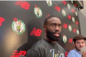 杰伦-布朗：季前赛首战要在防守端奠定基调 加快比赛节奏全力以赴