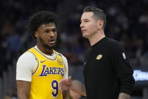 夸梅：二轮秀布朗尼抢板不卡位&丢球不拼抢 教练不骂他就是懦弱