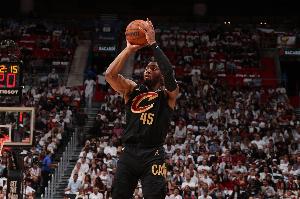 小试牛刀！米切尔半场5中3拿到7分1板2助2断