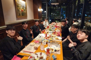 T1打野选手Oner晒队伍聚餐合照：吃得非常开心