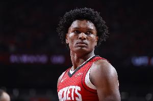 杜兰特：阿门持球时无所不能 他能做出正确决策 出手三分很自信