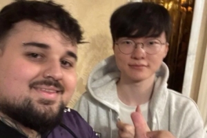 VKS经理晒Carlos和Faker合影并配文：GOAT