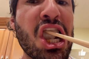 帕托社媒晒吃饺子视频：好想念中国，吃中国菜时感觉离你们更近了