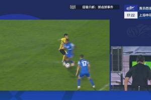 马纳法倒地，主裁看VAR判罚点球！吴曦点射命中，申花1-1西海岸
