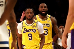 去年的今天：詹姆斯和布朗尼在常规赛揭幕战实现父子同台