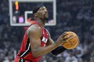 阿德巴约热火生涯总得分达9000！队史第4人 前3为韦德&莫宁&莱斯