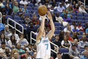 太稳了！四号秀克尼佩尔上半场10中6&三分5中3砍下17分4板2助