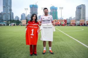 AL官宣与拜仁慕尼黑联动：老板菲菲与拜仁传奇皮萨罗交换球衣并合影