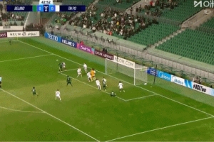 太夸张了！王刚禁区外迎球凌空抽射，皮球直接飞出转播画面