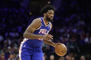 麦凯恩：我两次受伤后 恩比德几乎都是第一个打电话给我的人