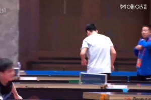 樊振东专注训练汗水完全湿透衣服，头发也湿成了“二维码”