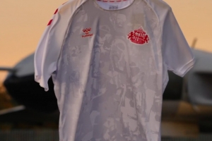 官方：桑德兰发售2025年纪念球衣，球员将在对阵阿森纳前身着亮相