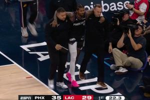 才刚复出啊！杰伦·格林捂着右边腿筋部位离场了！