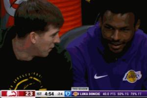 聊啥呢？东契奇罚球不进 里夫斯和布朗尼小声蛐蛐 后者会心一笑