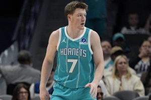 这新秀行！克尼佩尔生涯前10战合计至少150分30三分 NBA历史首人