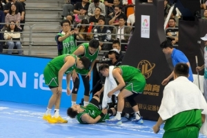 望无大碍！赵继伟遭遇大腿拉伤 被搀扶回更衣室