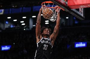 打得聪明！克拉克斯顿假手递手骗过防守直接冲筐暴扣