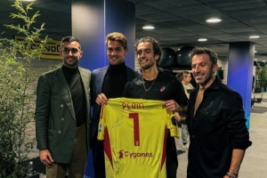 当足球遇见网球！穆塞蒂与皮耶罗等人见面，获赠佩林签名球衣