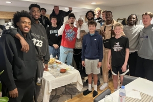 回家乡密尔沃基打客场！克尼佩尔母亲邀请黄蜂全队共进晚餐！