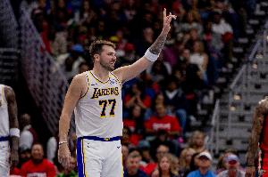 磨合成型！77+里皇+艾顿组成挡拆三叉戟 内线攻防硬度助湖人起飞