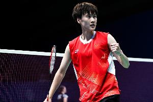 全运会羽毛球女单1/4决赛：陈雨菲险胜张艺曼 晋级四强