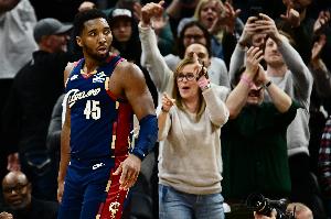 得分火力凶猛！米切尔半场13中10&三分4中3砍下25分 另有3助1断