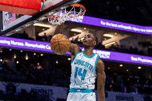 这弹速！迪亚巴特单打转身直接暴起单臂劈扣