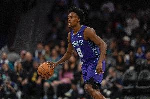 是进攻犯规！马穆压哨造犯规顶到塞克斯顿下体 黄蜂挑战成功