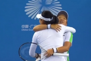 蒋欣玗/王雅繁2-1击败王欣瑜/袁悦，夺得全运会网球女双金牌