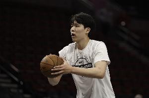 队记谈杨瀚森低位单打得分：发展联盟的比赛确实对他有所帮助