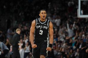 烤鸡你飘了！凯尔登·约翰逊传球击中裁判 马刺失误交出球权