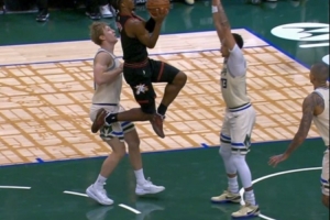 关键！马克西上篮撞倒罗林斯被吹进攻犯规 76人挑战成功&变2+1