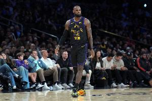 雷迪克：詹姆斯首秀后可能有些肌肉酸痛 今天全程参与了训练