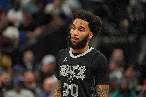 摧枯拉朽！朱利安·尚帕尼起飞滑翔战斧劈扣 文班场边非常兴奋