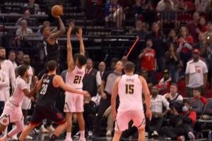 十足的大心脏！小贾负角度顶人强拔三分命中 火箭追到仅差1分！