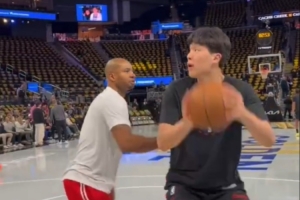 今天能有多少时间？杨瀚森赛前热身 对抗后勾手+暴扣 三分6中6