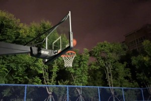 韦斯特球场外乞讨，好心的球迷给了他20美元