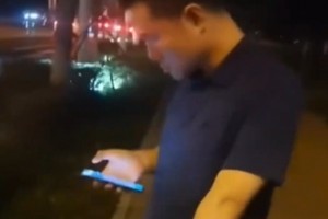 这大体格哈！徐静雨街头扫共享单车被围观 依旧淡定操控手机~